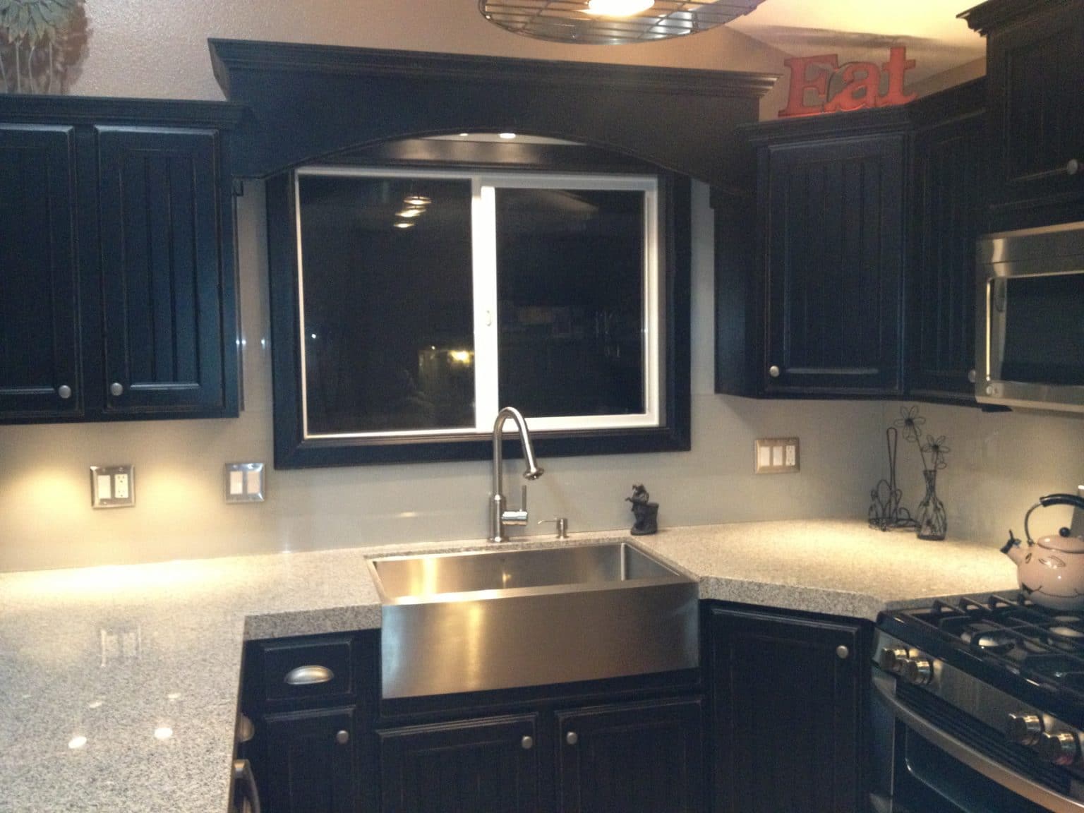 Why a Custom Glass Backsplash is Perfect for Your Kitchen
