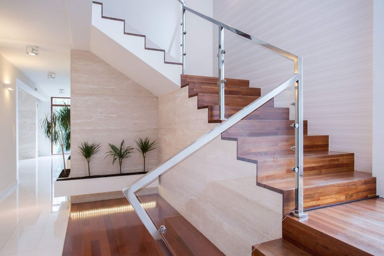 Glass handrail in the stairs